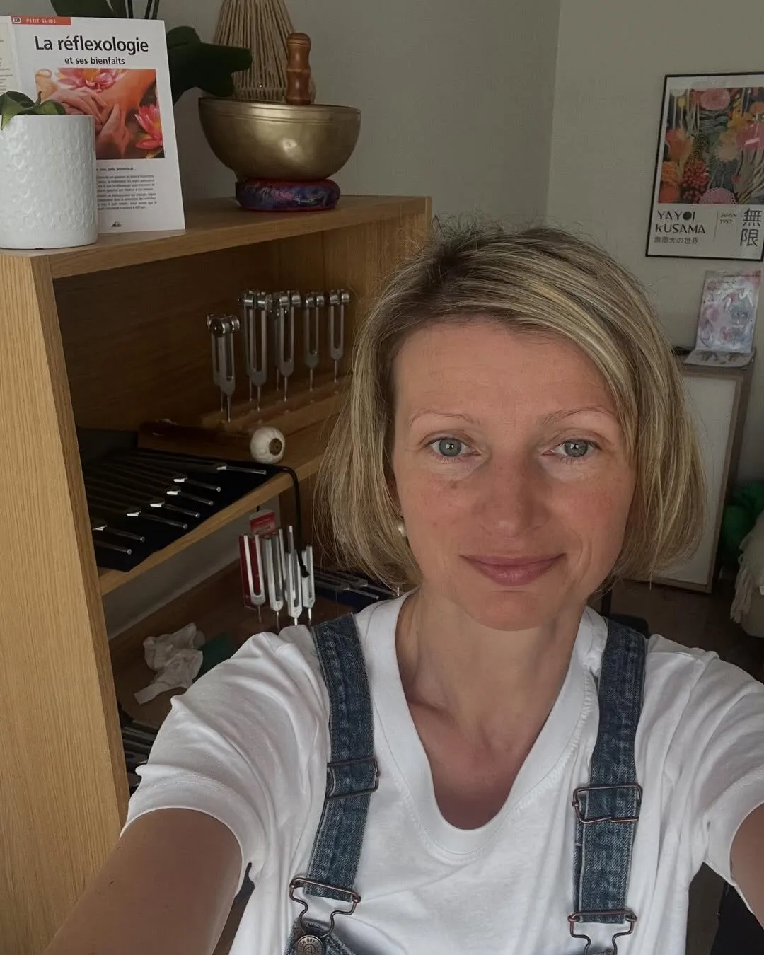 Krystyna Butryn, sonothérapeute et réflexologue à Perpignan, dans son cabinet devant son meuble de diapasons thérapeutiques